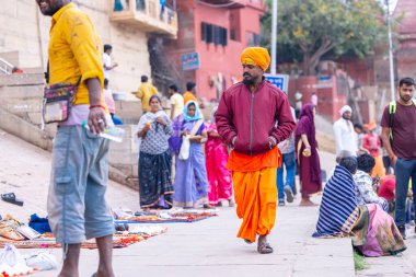 Varanasi, Uttar Pradesh, Hindistan - 20 Ocak 2024: Varanasi 'de kış sabahı çetelerin yakınlarındaki ghat' larda geleneksel giyinmiş kimliği belirsiz yaşlı bir Brahmin erkek portresi.