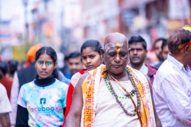 Varanasi, Uttar Pradesh, Hindistan - 20 Mart 2024: Varanasi kışlasının sokaklarında yürüyen kimliği belirlenemeyen, geleneksel Hintli Hintli insanların portresi Lord Shiv 'in darshan' ını aldı.