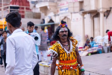 Prayagraj, Uttar Pradesh, Hindistan - 14 Ocak 2025: Mahakumbh, Kutsal erkek naga sadhu baba 'nın Sangam' daki kutsal nehir kenevirine ibadet etmek için Pagraj 'da maha kumbh mela' ya katılan portresi.