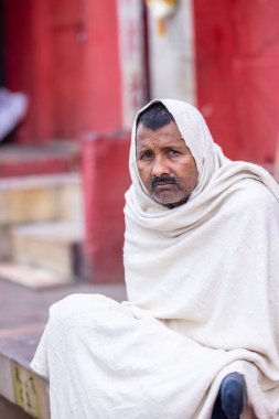 Prayagraj, Uttar Pradesh, Hindistan - 14 Ocak 2025: Mahakumbh, Mahakumbh, kutsal erkek naga sadhu baba grubu, Sangam 'daki kutsal nehir kenevirine ibadet etmek için Pagraj' da maha kumbh mela 'ya katılıyor..