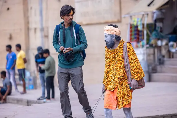 Varanasi, Uttar Pradesh, Hindistan - 20 Ocak 2024: Varanasi 'deki çetelerin yakınındaki ghatlarda oturan geleneksel bir sadhu baba resmi. Sadhu, Kaşhi 'de Ganga yakınlarında ayinler düzenler..