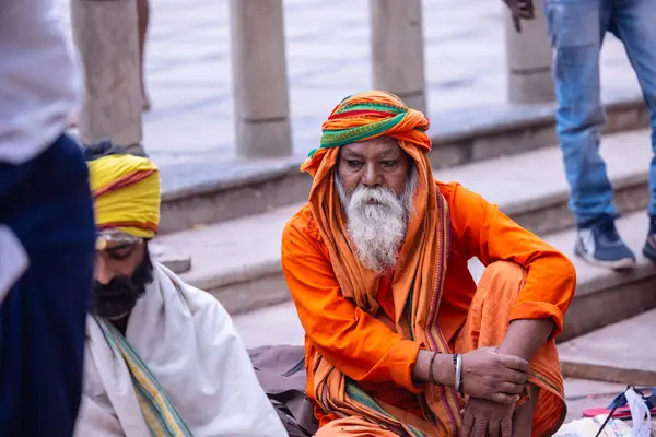 Varanasi, Uttar Pradesh, Hindistan - 20 Ocak 2024: Varanasi 'deki çetelerin yakınındaki ghatlarda oturan geleneksel bir sadhu baba resmi. Sadhu, Kaşhi 'de Ganga yakınlarında ayinler düzenler..