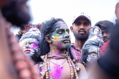 Varanasi, Uttar Pradesh, Hindistan - 21 Mart 2024: Masan Holi, Harishchandra ghat 'ta düzenlenen kutlama sırasında Lord Shiva gibi giyinmiş kuru külle boyanmış yüzü olan bir dindar..