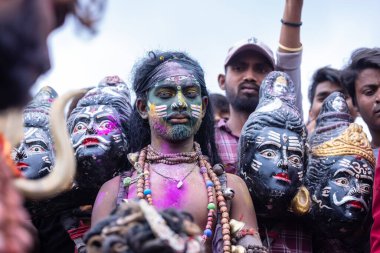 Varanasi, Uttar Pradesh, Hindistan - 21 Mart 2024: Masan Holi, Harishchandra ghat 'ta düzenlenen kutlama sırasında Lord Shiva gibi giyinmiş kuru külle boyanmış yüzü olan bir dindar..