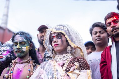 Varanasi, Uttar Pradesh, Hindistan - 21 Mart 2024: Masan Holi, Masan Holi, Varanasi 'nin manikarnika ghat' ında düzenlenen İstanbul Holi festivaline katılan isimsiz dindarlar grubu  