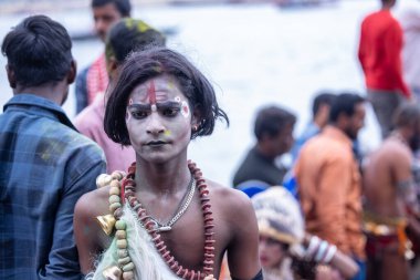 Varanasi, Uttar Pradesh, Hindistan - 21 Mart 2024: Masan Holi, Harishchandra ghat 'ta düzenlenen kutlama sırasında Lord Shiva gibi giyinmiş kuru külle boyanmış yüzü olan bir dindar..