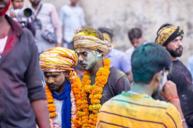 Varanasi, Uttar Pradesh, Hindistan - 21 Mart 2024: Masan Holi, Harishchandra ghat 'ta düzenlenen kutlama sırasında Lord Shiva gibi giyinmiş kuru külle boyanmış yüzü olan bir dindar..
