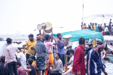 Varanasi, Uttar Pradesh, Hindistan - 21 Mart 2024: Masan Holi, Masan Holi, Varanasi 'nin manikarnika ghat' ında düzenlenen İstanbul Holi festivaline katılan isimsiz dindarlar grubu  