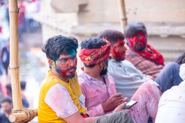 Varanasi, Uttar Pradesh, Hindistan - 21 Mart 2024: Masan Holi, Masan Holi, Varanasi 'nin manikarnika ghat' ında düzenlenen İstanbul Holi festivaline katılan isimsiz dindarlar grubu  