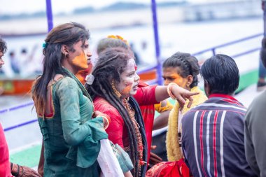 Varanasi, Uttar Pradesh, Hindistan - 21 Mart 2024: Masan Holi, Masan Holi, Varanasi 'nin manikarnika ghat' ında düzenlenen İstanbul Holi festivaline katılan isimsiz dindarlar grubu  