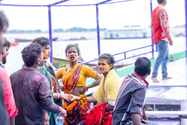 Varanasi, Uttar Pradesh, Hindistan - 21 Mart 2024: Masan Holi, Masan Holi, Varanasi 'nin manikarnika ghat' ında düzenlenen İstanbul Holi festivaline katılan isimsiz dindarlar grubu  