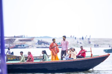Varanasi, Uttar Pradesh, Hindistan - 21 Mart 2024: Masan Holi, Masan Holi, Mankarnika Varanasi 'de düzenlenen gemi festivaline katılan kimliği belirsiz bir grup dindar.