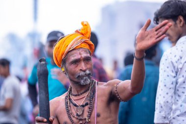 Varanasi, Uttar Pradesh, Hindistan - 21 Mart 2024: Masan Holi, Masan Holi, Varanasi 'nin manikarnika ghat' ında düzenlenen İstanbul Holi festivaline katılan isimsiz dindarlar grubu  