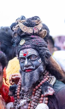 Varanasi, Uttar Pradesh, Hindistan - 21 Mart 2024: Masan Holi, Harishchandra ghat 'ta düzenlenen kutlama sırasında Lord Shiva gibi giyinmiş kuru külle boyanmış yüzü olan bir dindar..