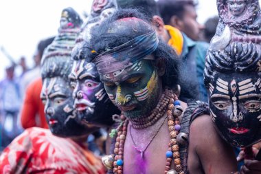 Varanasi, Uttar Pradesh, Hindistan - 21 Mart 2024: Masan Holi, Harishchandra ghat 'ta düzenlenen kutlama sırasında Lord Shiva gibi giyinmiş kuru külle boyanmış yüzü olan bir dindar..