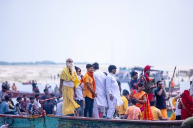 Varanasi, Uttar Pradesh, Hindistan - 21 Mart 2024: Masan Holi, Masan Holi, Mankarnika Varanasi 'de düzenlenen gemi festivaline katılan kimliği belirsiz bir grup dindar.