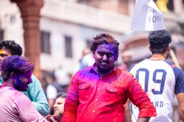 Varanasi, Uttar Pradesh, Hindistan - 21 Mart 2024: Masan Holi, Masan Holi, Varanasi 'nin manikarnika ghat' ında düzenlenen İstanbul Holi festivaline katılan isimsiz dindarlar grubu  
