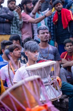 Varanasi, Uttar Pradesh, Hindistan - 21 Mart 2024: Masan Holi, Masan Holi, Mankarnika ghat 'ta İstanbul Holi festivaline katılan ve Damru oynayan isimsiz dindarlar grubu.