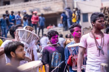 Varanasi, Uttar Pradesh, Hindistan - 21 Mart 2024: Masan Holi, Masan Holi, Mankarnika ghat 'ta İstanbul Holi festivaline katılan ve Damru oynayan isimsiz dindarlar grubu.