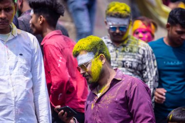 Varanasi, Uttar Pradesh, Hindistan - 21 Mart 2024: Masan Holi, Masan Holi, Varanasi 'nin manikarnika ghat' ında düzenlenen İstanbul Holi festivaline katılan isimsiz dindarlar grubu  