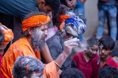 Varanasi, Uttar Pradesh, Hindistan - 21 Mart 2024: Masan Holi, Masan Holi, Varanasi 'nin manikarnika ghat' ında düzenlenen İstanbul Holi festivaline katılan isimsiz dindarlar grubu  