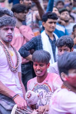 Varanasi, Uttar Pradesh, Hindistan - 21 Mart 2024: Masan Holi, Masan Holi, Mankarnika ghat 'ta İstanbul Holi festivaline katılan ve Damru oynayan isimsiz dindarlar grubu.