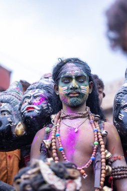 Varanasi, Uttar Pradesh, Hindistan - 21 Mart 2024: Masan Holi, Harishchandra ghat 'ta düzenlenen kutlama sırasında Lord Shiva gibi giyinmiş kuru külle boyanmış yüzü olan bir dindar..
