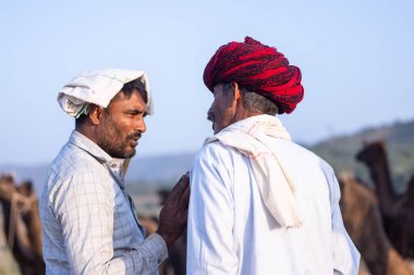 Puşkar, Rajasthan, Hindistan - 10 Kasım 2024: Geleneksel giysili bir Rajasthani insanının portresi.