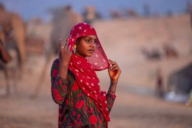 Puşkar, Rajasthan, Hindistan - 10 Kasım 2024: Geleneksel giysili bir Rajasthani insanının portresi.