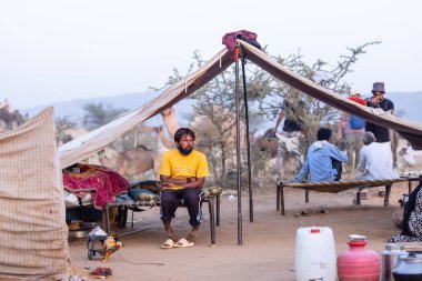 Puşkar, Rajasthan, Hindistan - 10 Kasım 2024: Geleneksel giysili bir Rajasthani insanının portresi.