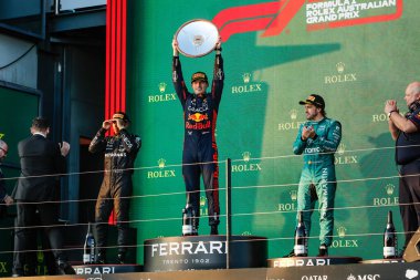 Albert Park, Melbourne, Avustralya. F1 Dünya Şampiyonası 2023. Avustralya Grand Prix 'si. Kazanan Max Verstappen, Red Bull ile podyumda Lewis Hamilton, Mercedes ve Fernando Alonso, Aston Martin.