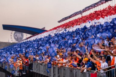 Zandvoort, Hollanda. 1-4 Eylül 2022. F1 Dünya Şampiyonası, Hollanda Grand Prix. Yarış günü. Tribünlerde Hollandalı destekçiler.
