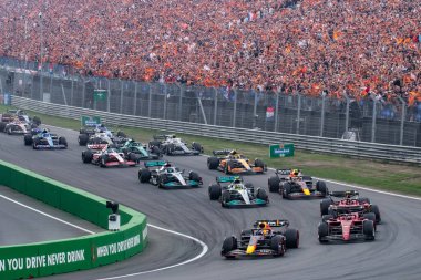 Zandvoort, Hollanda. 1-4 Eylül 2022. F1 Dünya Şampiyonası, Hollanda Grand Prix. Yarış günü. Yarış, Max Verstappen ve Red Bull ile başlıyor.