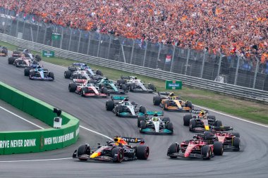 Zandvoort, Hollanda. 1-4 Eylül 2022. F1 Dünya Şampiyonası, Hollanda Grand Prix. Yarış günü. Yarış, Max Verstappen ve Red Bull ile başlıyor.