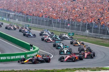 Zandvoort, Hollanda. 1-4 Eylül 2022. F1 Dünya Şampiyonası, Hollanda Grand Prix. Yarış günü. Yarış, Max Verstappen ve Red Bull ile başlıyor.