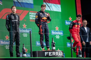 Zandvoort, Hollanda. 1-4 Eylül 2022. F1 Dünya Şampiyonası, Hollanda Grand Prix. Yarış günü. 1 numara, Max VERSTAPPEN, NDL, Oracle Red Bull Racing, Russell ve Leclerc ile podyumda..