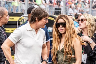 MIAMI, FLORIDA, ABD. 04-07 Mayıs, 2023: F1 Dünya Şampiyonası. Miami 'nin F1 Grand Prix' si. Oyuncu Tom Cruise ve şarkıcı Shakira, başlangıç çizgisinde.