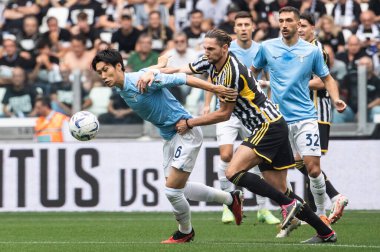 Torino, İtalya. 16 Eylül 2023. İtalyan Serisi A Futbol Şampiyonası 2023 / 24. Juventus Lazio 'ya karşı 3-1. Daichi Kamada, Lazio ve Adrien Rabiot, Juventus, top için yarışın..