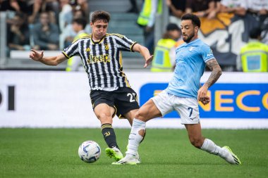 Torino, İtalya. 16 Eylül 2023. İtalyan Serisi A Futbol Şampiyonası 2023 / 24. Juventus Lazio 'ya karşı 3-1. Andrea Cambiaso, Juventus ve Felipe Anderson, Lazio, top için yarışın..