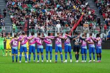 Milan, İtalya. 23 Eylül 2023. İtalyan Serisi A futbol şampiyonası. AC Milan Hellas Verona 'ya karşı 1-0. Milano 'nun eski oyuncusu Giovanni Lodetti' nin anısına bir dakikalık saygı duruşu..