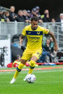 Milan, İtalya. 23 Eylül 2023. İtalyan Serisi A futbol şampiyonası. AC Milan Hellas Verona 'ya karşı 1-0. Cyril Ngonge, Verona.