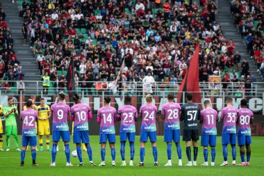 Milan, İtalya. 23 Eylül 2023. İtalyan Serisi A futbol şampiyonası. AC Milan Hellas Verona 'ya karşı 1-0. Milano 'nun eski oyuncusu Giovanni Lodetti' nin anısına bir dakikalık saygı duruşu..