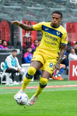 Milan, İtalya. 23 Eylül 2023. İtalyan Serisi A futbol şampiyonası. AC Milan Hellas Verona 'ya karşı 1-0. Michael Folorunsho, Verona.