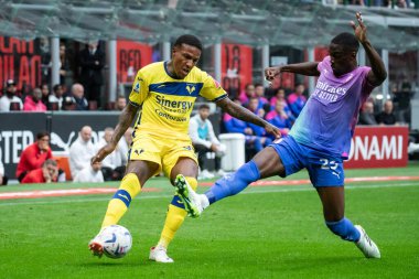 Milan, İtalya. 23 Eylül 2023. İtalyan Serisi A futbol şampiyonası. AC Milan Hellas Verona 'ya karşı 1-0. Michael Folorunsho, Verona ve Fikayo Tomori, Milan, top için yarışın..
