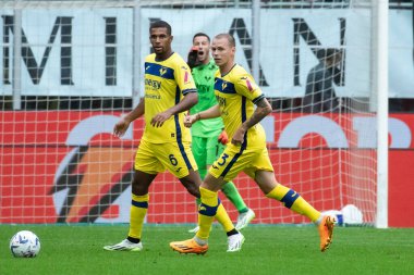 Milan, İtalya. 23 Eylül 2023. İtalyan Serisi A futbol şampiyonası. AC Milan Hellas Verona 'ya karşı 1-0. 33 Ondrej Duda ve 6 Isak Hien, Verona.