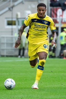 Milan, İtalya. 23 Eylül 2023. İtalyan Serisi A futbol şampiyonası. AC Milan Hellas Verona 'ya karşı 1-0. Michael Folorunsho, Verona.