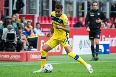 Milan, İtalya. 23 Eylül 2023. İtalyan Serisi A futbol şampiyonası. AC Milan Hellas Verona 'ya karşı 1-0. Cyril Ngonge, Verona.