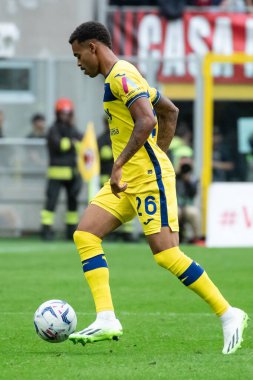 Milan, İtalya. 23 Eylül 2023. İtalyan Serisi A futbol şampiyonası. AC Milan Hellas Verona 'ya karşı 1-0. Cyril Ngonge, Verona.