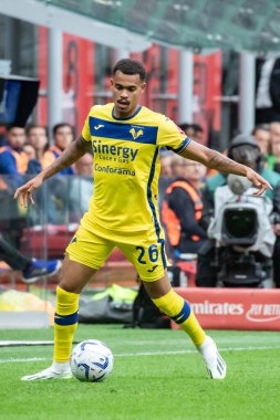 Milan, İtalya. 23 Eylül 2023. İtalyan Serisi A futbol şampiyonası. AC Milan Hellas Verona 'ya karşı 1-0. Cyril Ngonge, Verona.