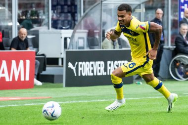 Milan, İtalya. 23 Eylül 2023. İtalyan Serisi A futbol şampiyonası. AC Milan Hellas Verona 'ya karşı 1-0. Cyril Ngonge, Verona.